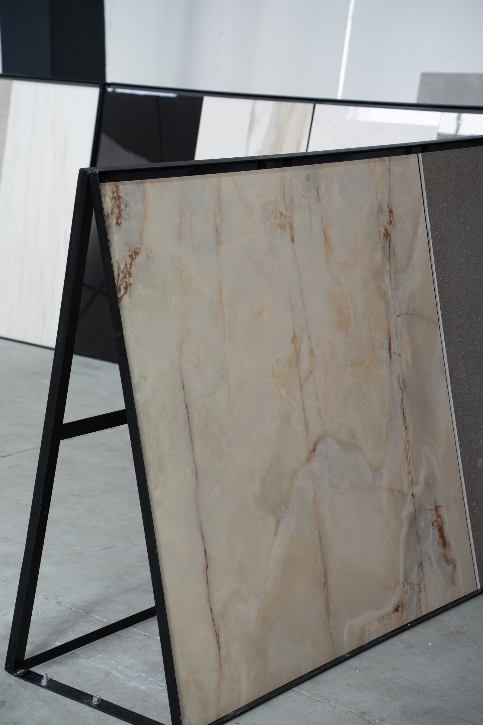 Golden Onyx Satin — imagine 2
